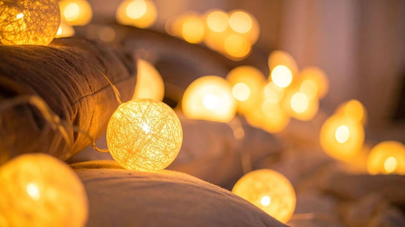 guirlande lumineuse posée sur des coussins
