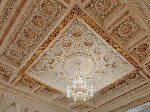 plafond décoratif avec sa suspension