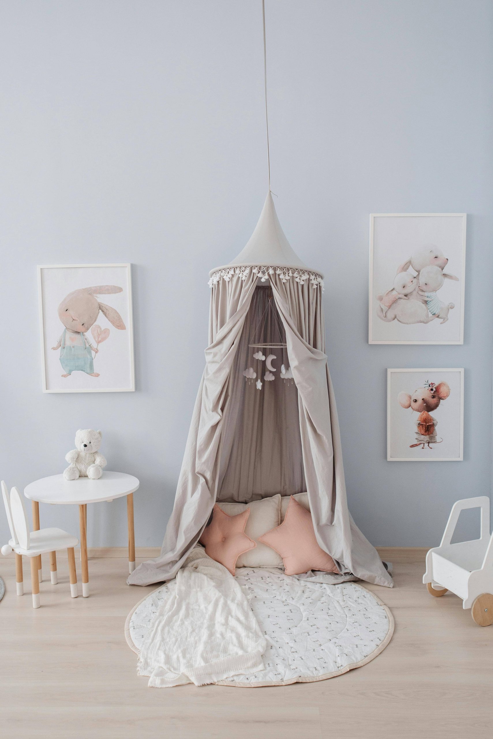 décoration d'une chambre d'enfant avec un ciel de lit qui délimite un coin repos