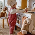 aménagement et décoration chambre d'enfant jouant avec une cuisine en bois