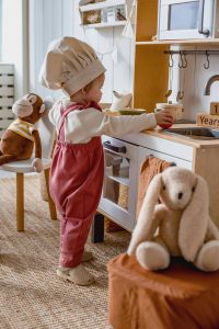 aménagement et décoration chambre d'enfant jouant avec une cuisine en bois