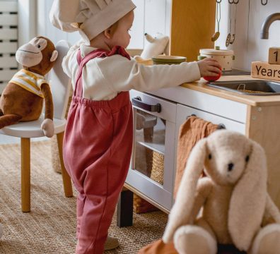 aménagement et décoration chambre d'enfant jouant avec une cuisine en bois