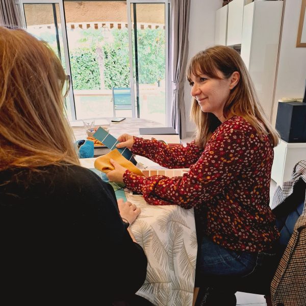 Décoratrice d'intérieur Niti-home en train de faire un coaching déco avec une cliente