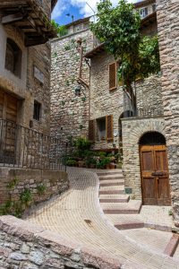 au coeur d'un village provençal avec murs en pierres