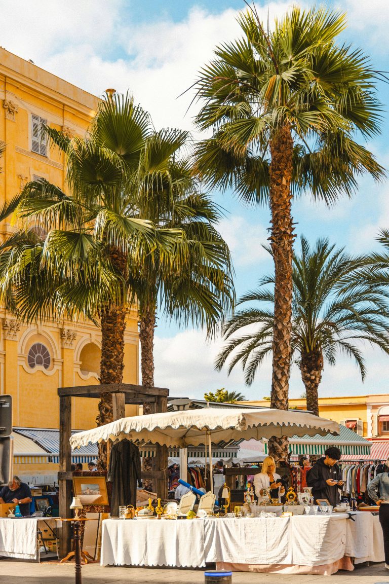 cours saleya avec stand de produits artisanaux à Nice