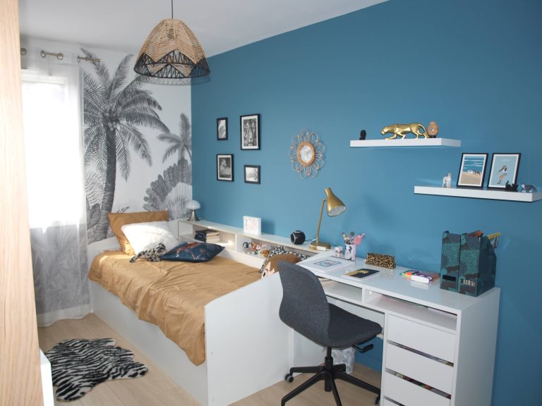 chambre relookée ambiance bleu et jungle