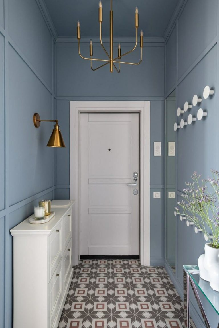 entree design et mur bleu