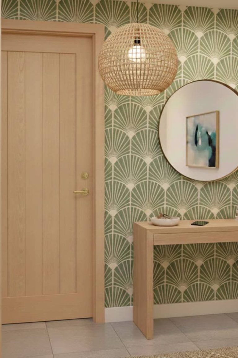 entrée vitrine bois clair et papier peint art déco vert