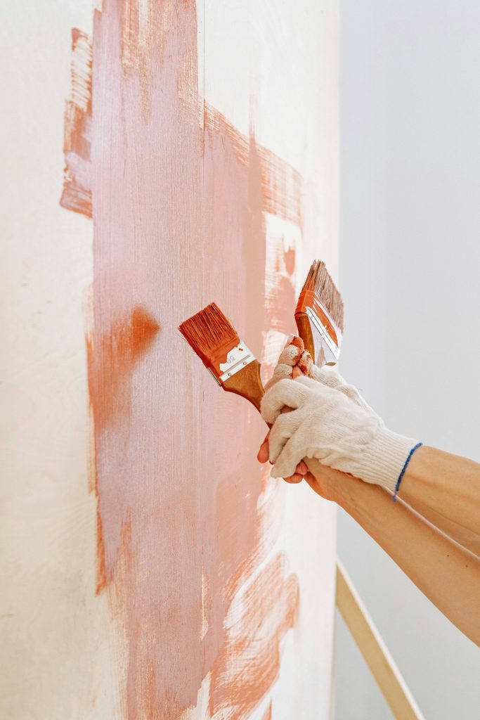 mains tenant des pinceaux de peinture