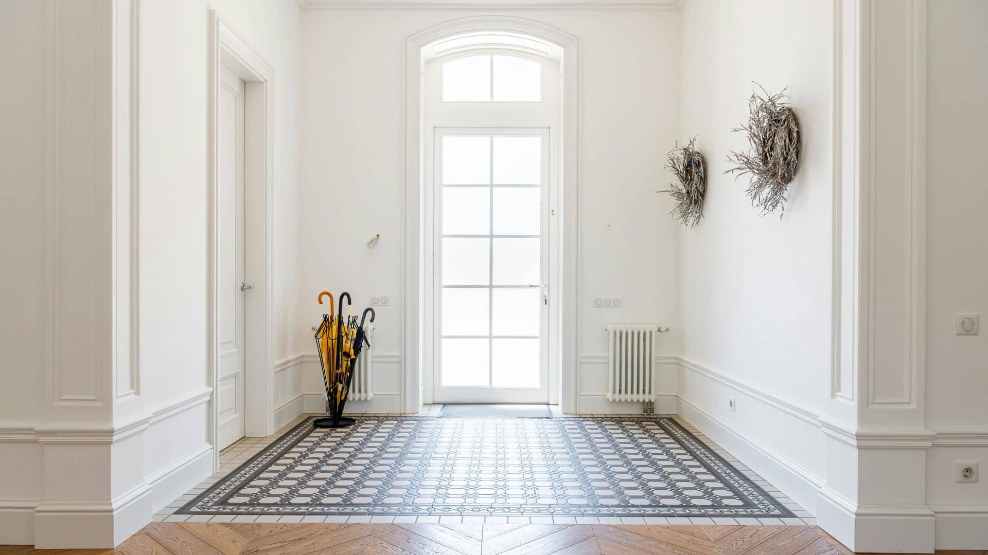 photo d'un hall d'entrée blanc avec carrelage carreuax de ciment bleu et blanc