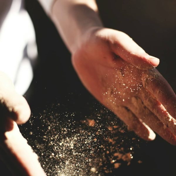 mains ayant de la sciure de bois