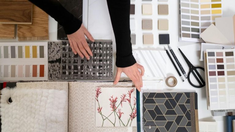 main de décoratrice touchant des matériaux et matières pour des conseils déco