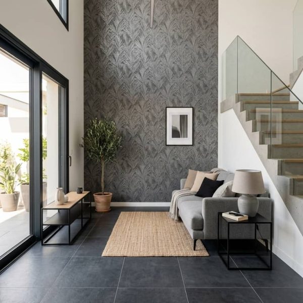 papier peint gris à relief dans une maison neuve