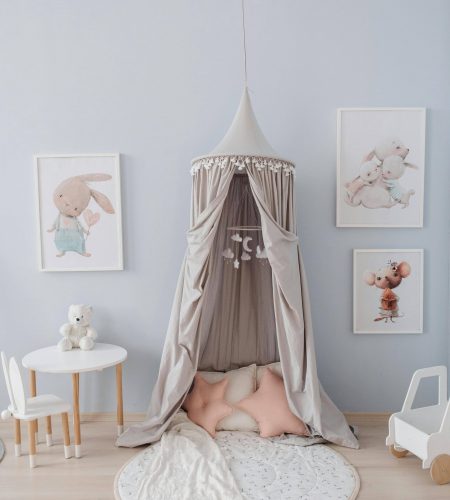 décoration d'une chambre d'enfant avec un ciel de lit qui délimite un coin repos