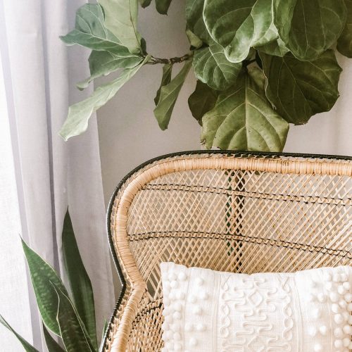 décoration naturelle avec un fauteuil en rotin et un coussin beige