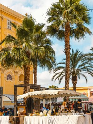 cours saleya avec stand de produits artisanaux à Nice
